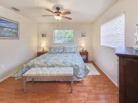 Venice Palm Villa - Minutes to the Beach - Screened Patio- Fenced yard! Hotels in Venice Gardens