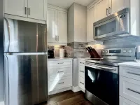 Guest suite in Fairwinds! 2 minutes from golf course w/ putting green in yard! Hotels in Nanaimo E