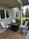 Cozy Country Bungalow about 5 minutes from Sylvan Lake! - Wifi