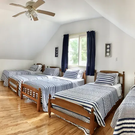 Canadaigua Lake Sunset Oasis: Private Beach, Family Fun Wineries, CMAC, Shopping Hotels in Gorham