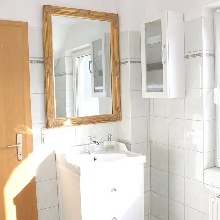 200 m vom Yachthafen Entfernt Ansprechendes 5 Zi. Ferienhaus mit 3 Schlafzimmern
