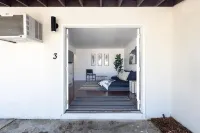 C3- Modern Black & White Interior w/ a Warm Boho Edge - Apartments