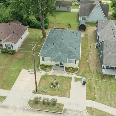Goldfinch Guesthouse: Charming Family Home Near Lake & Downtown Claremore