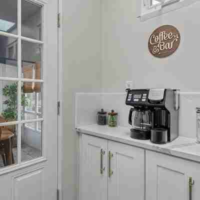 Walk to Restaurants, Cafes & Park Dining/Meeting Rooms