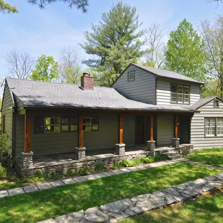 COUNTRY HOME Fenced Backyard, 1 mi. to Town, Kids & Dogs OK!