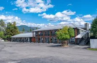 Sandman Motel - parking