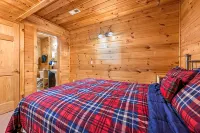 Secluded Cabin Near Dollywood with Hot Tub, Pool Table, Peace, Comfort & Privacy - ชาเลต์