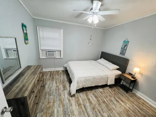 Charming Cottage, a Walk to the beach! - Bungalows