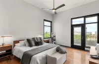 Modern Luxury West Des Moines Condo - Balkon
