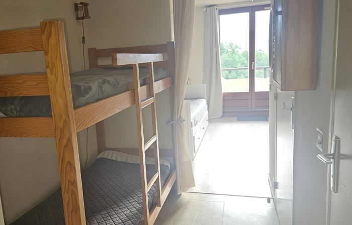 Mountain-view apartment sleeps 6