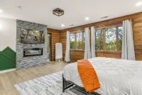 Modern Lakeside Mountain Retreat With Cabin Charm