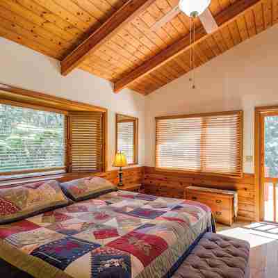 Gorgeous 3b/2b house minutes from Natl Park & Volcano Village. Family friendly! Rooms