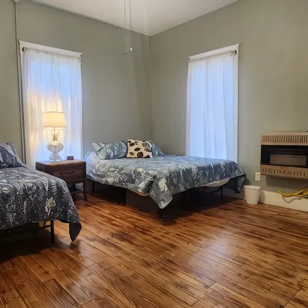 Historic Downtown Craftsman, 3br/2ba with a yard
