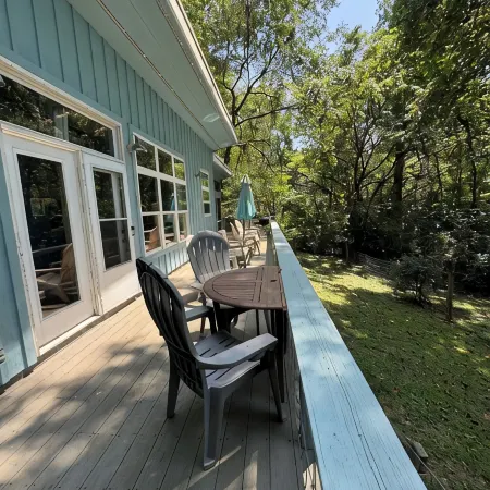 Peaceful lakeview cabin with private dock & dog run