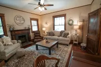 Historic 3BR Bungalow in the Town of Appomattox - Wifi