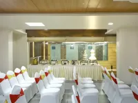 Hotel the Grand Ladhukara فنادق في دوارکا
