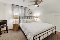 Sherwood Farmhouse: Hot Tub + King Beds + Pet Friendly - 4-Star