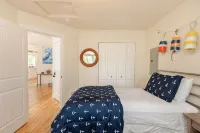 Cheerful coastal cottage w/hot tub - 2 min walk from the beach! - Wi-Fi