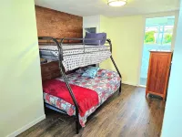 Riverfront Cottage and Cabana. 3-Bedroom, 2 Bath on the Lazy, Great Chazy, River シャンプレーンのホテル