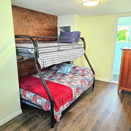 Riverfront Cottage and Cabana. 3-Bedroom, 2 Bath on the Lazy, Great Chazy, River Отели в г. Шамплейн