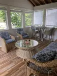 Great Narragansett Location! Classic Beach Cottage.  Short Walk to Kelly Beach. - breakfast