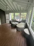 Modern Lakeshore Home! 2 minute drive to the beach! Community pool 3 houses away - Homestays