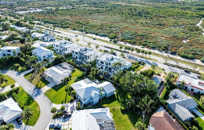 Salt Hausbrandnew! 6Br/6BA Contemporary Retreat, Heated Pool/Spa. Walk to Beach!