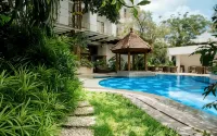 KJ Hotel Yogyakarta - Swimmingpools
