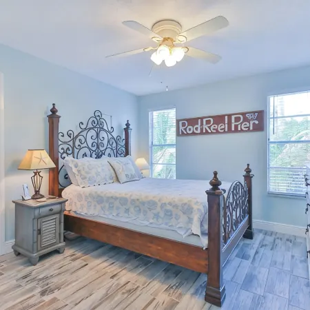 A Lazy River Day & Night 4 Bedrm w lazy river heated pool! Bikes & Beach Gear!