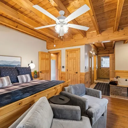 Kelly's Cozy Cabin-Beautiful 4 Bedroom-Eagle's Ridge-Near Parkway-Hot Tub-Games