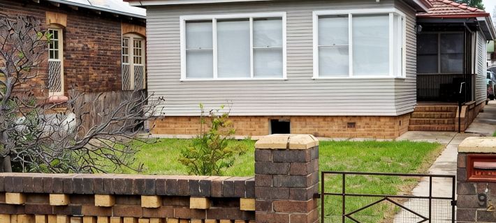 Two minutes walk from the CBD Hotels in Armidale
