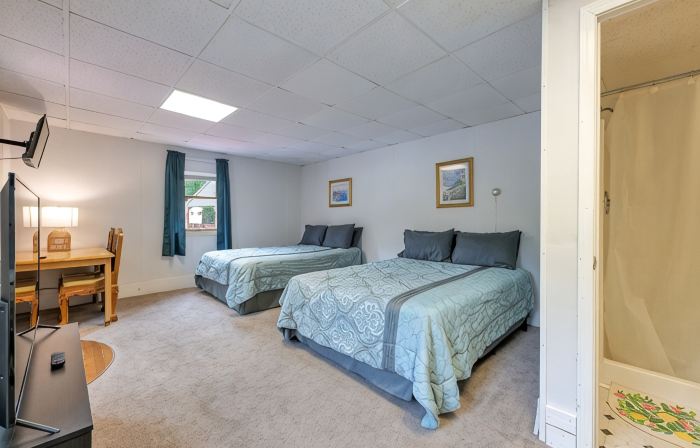 5BR 3 Bath-The Maine House@Twin Hills Cottages