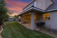 Hot Tub Game Room. Sleeps 17. You Tube TV. 20 minutes to Zions Natl Park - 4-Star