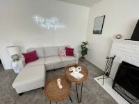 Entire Home by Newport Beach, Disneyland and SNA! Pet Friendly Home Downtown