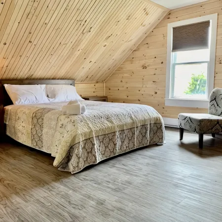 Waterfront 6 bedroom (8 beds) , 51/2 bath house in Summerside, Pei.