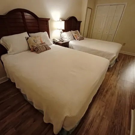 Small Family Getaway-Couples Retreat-Book Now! Strong WIFI - Super Clean