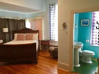 Historic Charm- Modern Amenities Downtown Brownsville. Close to SPI, Space X - 4-Star