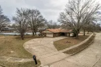 4BR Retreat w/ KING Bed, Hot Tub & Prime Location - Wifi