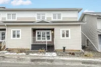 Mountain Haus w/ HOT TUB & large backyard w/firepit. Only 7 mins to downtown Hotels in 