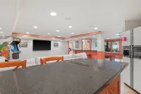 LakeMonona Waterfront + PrivateDock + FencedYard + HotTub + GameRoom + Evcharger - Wifi
