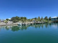 Big Yellow House with Deep Water Dock with Power, and Tesla Backup Power. - 4-Sterne