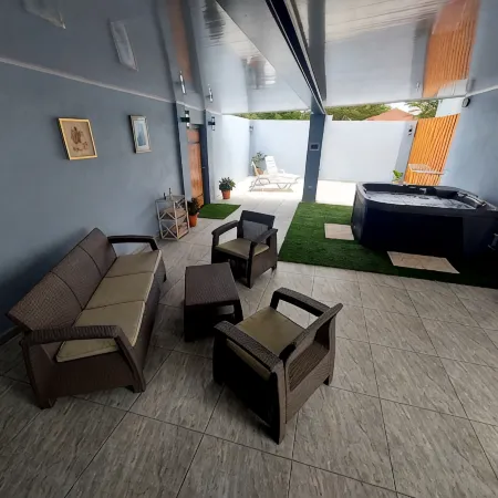 Romantic House with Spacious Hot Tub Spa, Family/Pet friendly and Free Parking