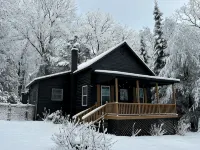 Cozy all season cabin w/ private boathouse & dock! - 부티크