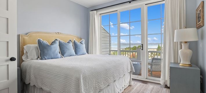 Now Booking for Summer 2026! Stunning Panoramic Lake Views in Downtown Petoskey! Hotele w: Petoskey