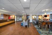 Holiday Inn Express FORSYTH by IHG - piscina