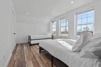 Completely Renovated on Lombardi - 3 blocks to Lambeau Field - 4성급