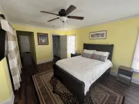 Entire home, charming 3-2 near the Marietta square! - 방갈로
