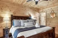 Breathtaking Cabin in Perfect Location W A Private Pool and Coutnless Amenities! - Private Pools
