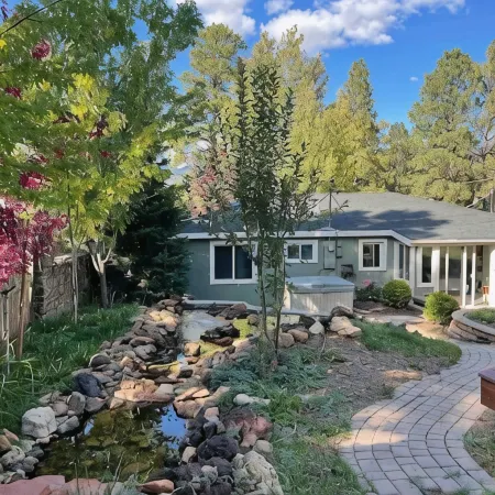 Central Location, Hot tub, Huge Yard, New Bathroom