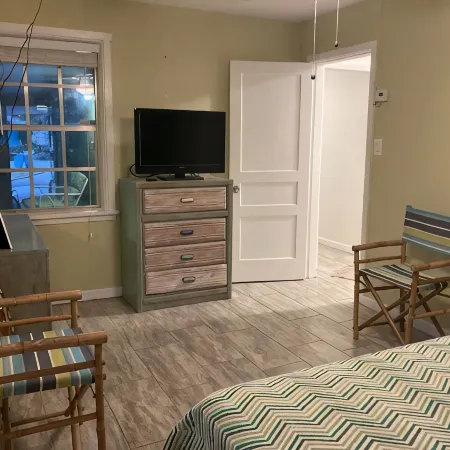 Cute Bungalow close to downtown and Anna Maria Island.